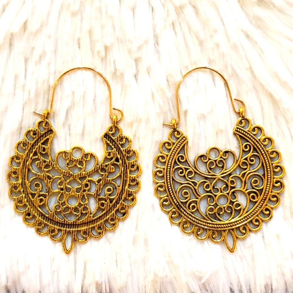 Vintage Style Gold Tone Earrings